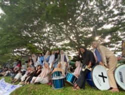 Suporter Sepakbola SMKN 1 Padang Cermin Tampil All Out