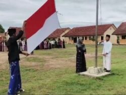 Antara Sarung dan Bendera di SMAN 1 Batu Putih