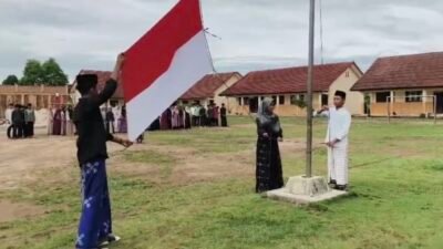 Antara Sarung dan Bendera di SMAN 1 Batu Putih