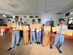Surat untuk Pahlawan: Pelajar SMKN 3 Bandarlampung Kembali ke Tradisi Pos