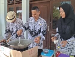 Ada Nasi Tumpeng dan Nasi Goreng pada Peringatan Hari Guru di SMAN 1 Punduh Pedada.